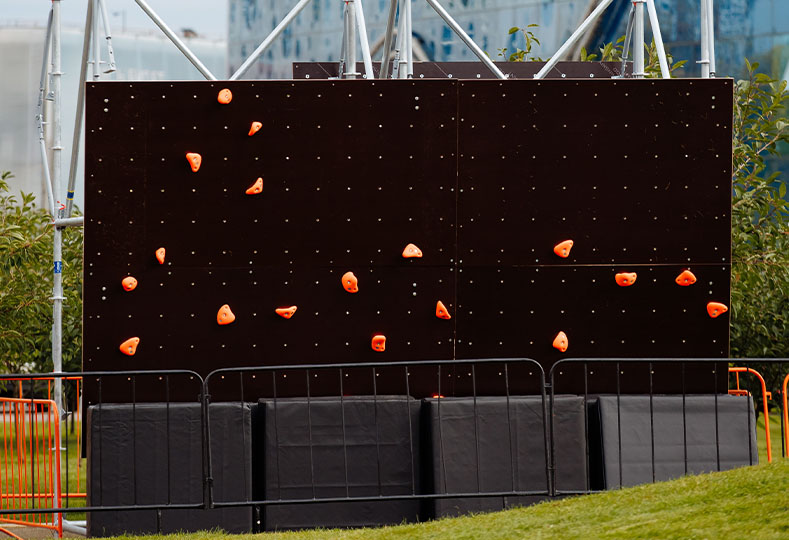 Горизонтальный скалодром – 4 м.