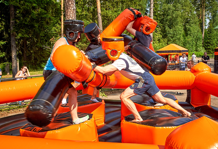 Гладиаторские бои на батуте 