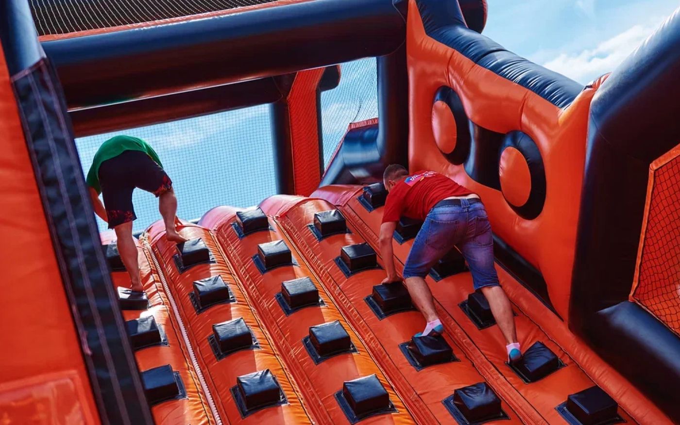 Скалодромы и горки